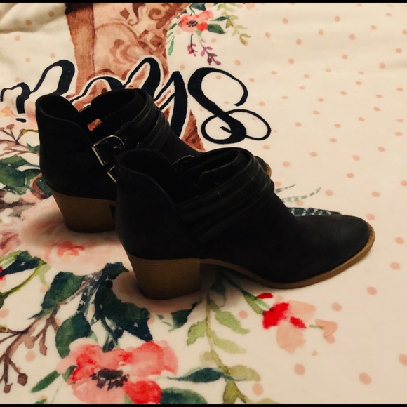 Qupid - Booties Black with Buckle - Picture 2 of 5